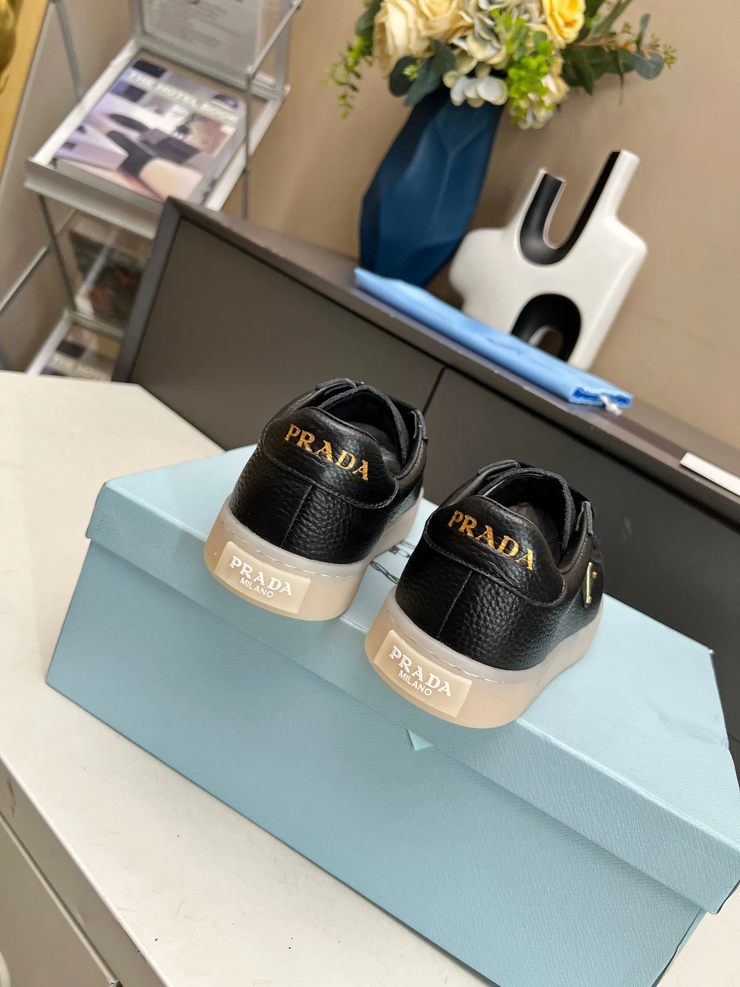 👟👟Ex-factory price 480👟👟 2024 Prada/Prada "couples" metal logo decorated Lane leather sneakers. This sneaker is fashionable and simple, showing the full integration of minimalist style and sports personality. Easy to wear and durable, artistic retro style. Leather material: original imported cowhide. Lining: sheepskin lining. Shoe logo: enamel-coated triangular metal logo. Size: 35-45 (female 41, male 45, custom-made, non-returnable).